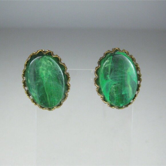 Vintage Green Plastic Clip On Earrings Gold Tone Oval Jewelry Faux Stone 1 inch - Picture 1 of 6
